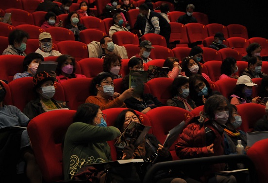 放映前的等待，翻閱手冊談天